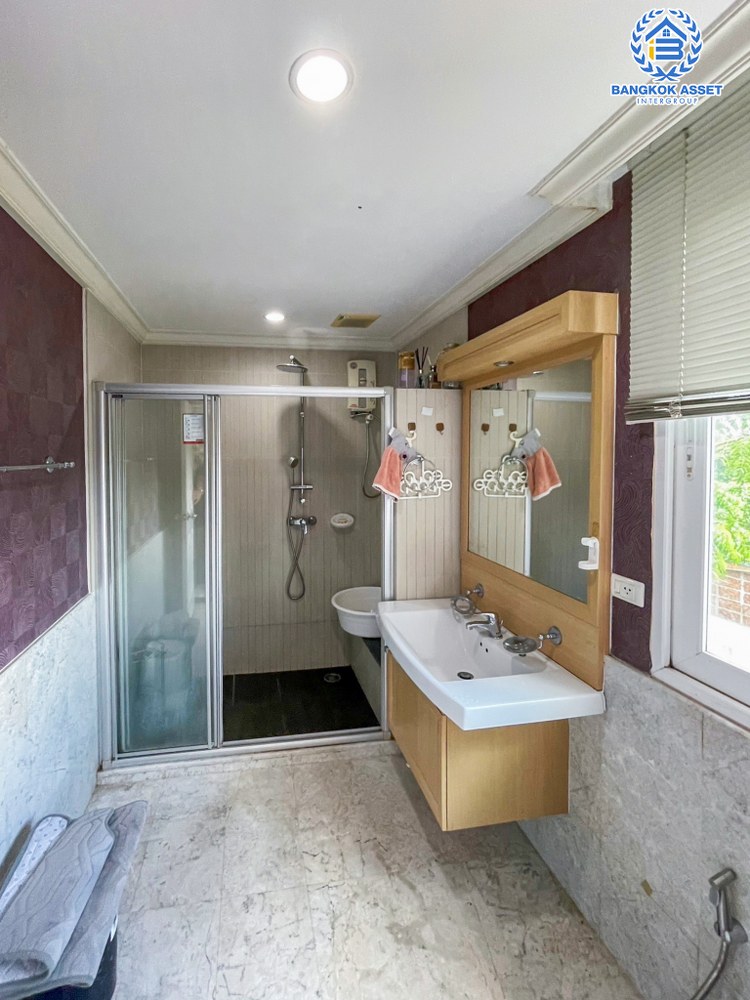 *****บ้านเดี่ยวมือสอง โครงการ ลัดดารมย์ อิลิแกนซ์ พระราม5-2 หลังมุม เนื้อที่กว้าง 131.80 ตร.ว. ฟังก์ชัน 5 ห้องนอน 4 ห้องน้ำ 4 ที่จอดรถ บ้านสภาพดีเยี่ยม พร้อมเข้าอยู่ บนทำเลดีเดินทางเข้า-ออกในเมืองสะดวก เชื่อมต่อถนนนครอินทร์ ถนนราชพฤกษ์ ถนนกาญจนาภิเษก ใกล้รถไฟฟ้าสายสีม่วง "สถานีไทรม้า"