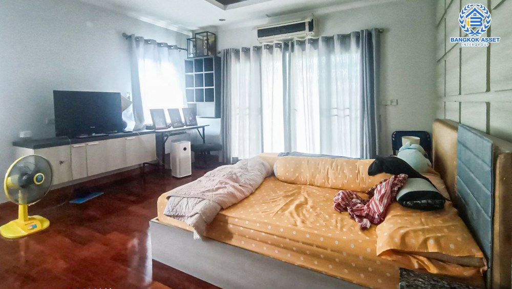 *****บ้านเดี่ยวมือสอง โครงการ กรานต์วดี พุทธมณฑลสาย3 เนื้อที่กว้าง 103.60 ตร.ว. ฟังก์ชัน 4 ห้องนอน 3 ห้องน้ำ 2 ที่จอดรถ บ้านหลังใหญ่สภาพเหมือนใหม่ พร้อมอยู่ บนทำเลเดินทางสะดวกสบาย เชื่อมต่อถนนเพชรเกษม ถนนพุทธมณฑลสาย5 ถนนบรมราชชนนี ใกล้เดอะมอลล์บางแค และทางคู่ขนานลอยฟ้าบรมราชชนนี