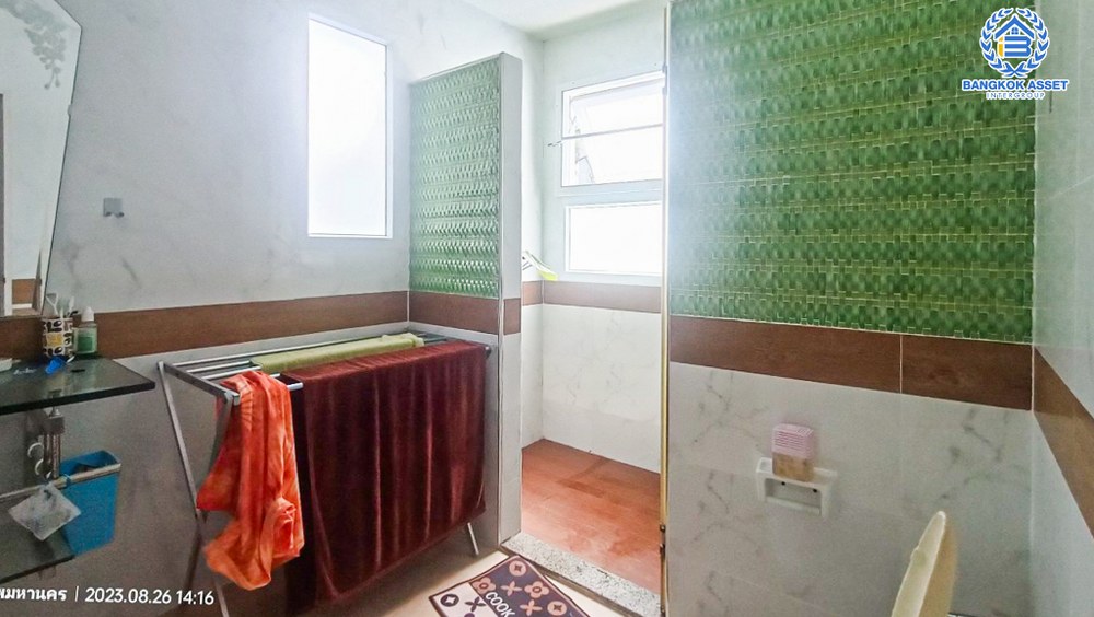 *****บ้านเดี่ยวมือสอง โครงการ กรานต์วดี พุทธมณฑลสาย3 เนื้อที่กว้าง 103.60 ตร.ว. ฟังก์ชัน 4 ห้องนอน 3 ห้องน้ำ 2 ที่จอดรถ บ้านหลังใหญ่สภาพเหมือนใหม่ พร้อมอยู่ บนทำเลเดินทางสะดวกสบาย เชื่อมต่อถนนเพชรเกษม ถนนพุทธมณฑลสาย5 ถนนบรมราชชนนี ใกล้เดอะมอลล์บางแค และทางคู่ขนานลอยฟ้าบรมราชชนนี