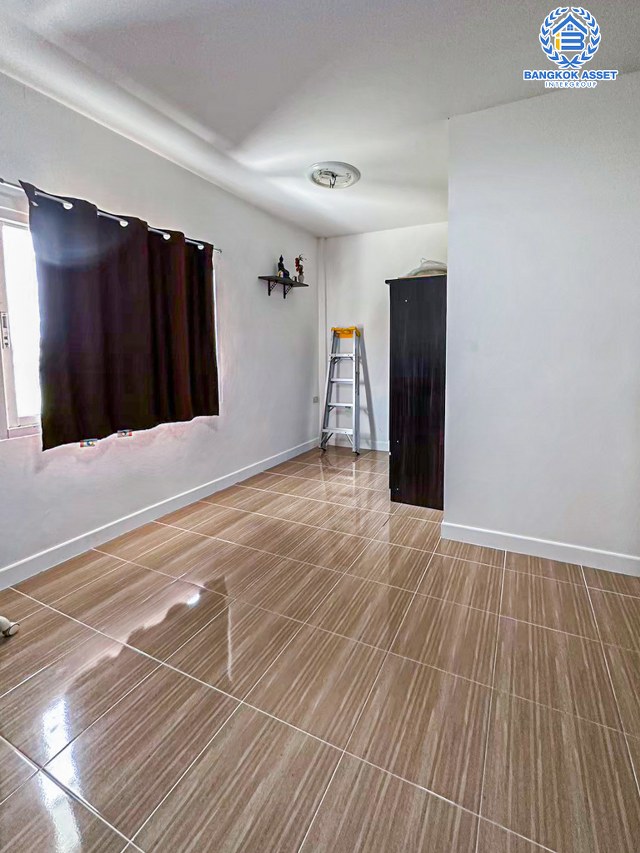 *****ทาวน์เฮ้าส์มือสองปทุมธานี หมู่บ้าน อยู่เจริญ5 ลำลูกกา เนื้อที่กว้าง 21 ตร.ว. ฟังก์ชัน 2 ห้องนอน 2 ห้องน้ำ 1 ที่จอดรถ บ้านสภาพดี บนทำเลเดินทางสะดวก เชื่อมต่อถนนลำลูกกา, ถนนพหลโยธิน ใกล้รถไฟฟ้าสายสีเขียว "สถานีคูคต" และจุดขึ้นมอเตอร์เวย์ ราคาคุ้มสุดในย่านนี้!