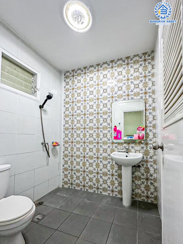 *****ทาวน์เฮ้าส์มือสองปทุมธานี หมู่บ้าน อยู่เจริญ5 ลำลูกกา เนื้อที่กว้าง 21 ตร.ว. ฟังก์ชัน 2 ห้องนอน 2 ห้องน้ำ 1 ที่จอดรถ บ้านสภาพดี บนทำเลเดินทางสะดวก เชื่อมต่อถนนลำลูกกา, ถนนพหลโยธิน ใกล้รถไฟฟ้าสายสีเขียว "สถานีคูคต" และจุดขึ้นมอเตอร์เวย์ ราคาคุ้มสุดในย่านนี้!