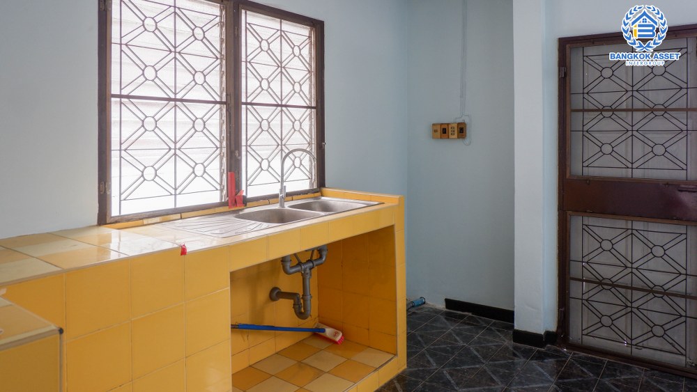 *****บ้านเดี่ยวมือสองนนทบุรี โครงการ มณียา ราชพฤกษ์-ท่าอิฐ เนื้อที่กว้าง 80 ตร.ว. ฟังก์ชัน 3 ห้องนอน 3 ห้องน้ำ ที่จอดรถ 2 คัน บ้านตกแต่งใหม่ มีบริเวณกว้างขวาง พร้อมเข้าอยู่ โครงการตั้งบนทำเลเดินทางสะดวก เชื่อมต่อถนนรัตนาธิเบศร์ ใกล้รถไฟฟ้าสายสีม่วง "สถานีไทรม้า"