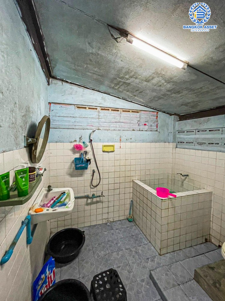 *****บ้านเดี่ยวมือสอง ซอยบางศรีเมือง3 เนื้อที่ 81 ตร.ว. ฟังก์ชัน 4 ห้องนอน 1 ห้องน้ำ 2 ที่จอดรถ บ้านปลูกสร้างเอง พื้นที่รอบบ้านกว้างขวาง บนทำเลเดินทางสะดวก เชื่อมต่อถนนบางศรีเมือง ถนนท่าน้ำนนท์ ถนนบางกรวย-ไทรน้อย ใกล้รถไฟฟ้าสายสีม่วง "สถานีบางพลู" และจุดขึ้นทางด่วน "ศรีรัช"