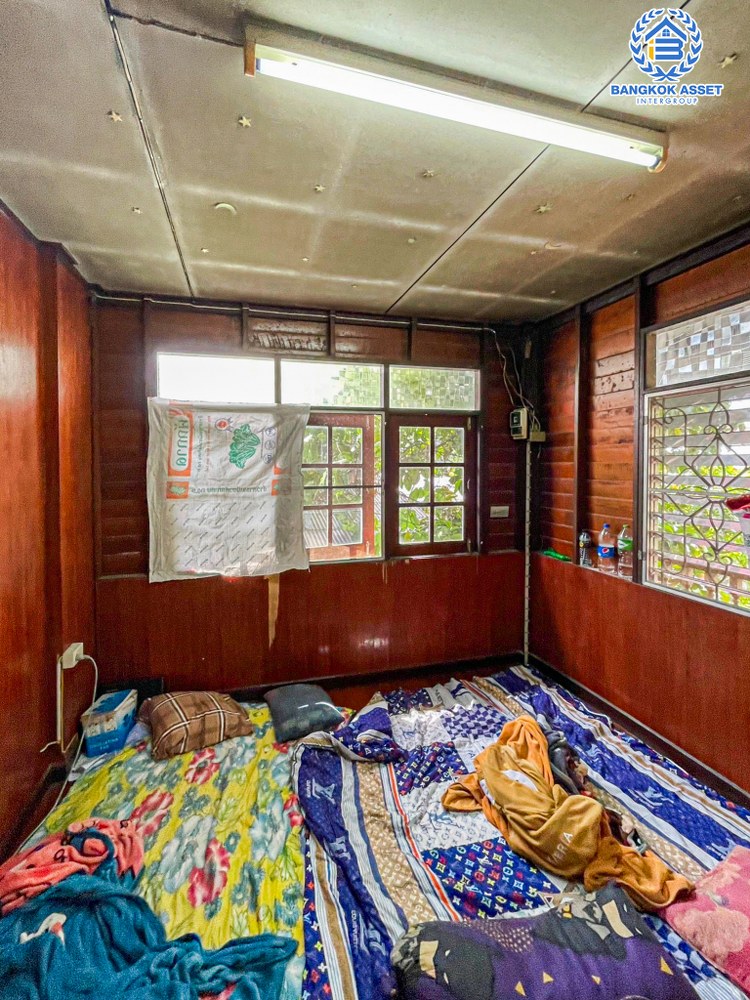 *****บ้านเดี่ยวมือสอง ซอยบางศรีเมือง3 เนื้อที่ 81 ตร.ว. ฟังก์ชัน 4 ห้องนอน 1 ห้องน้ำ 2 ที่จอดรถ บ้านปลูกสร้างเอง พื้นที่รอบบ้านกว้างขวาง บนทำเลเดินทางสะดวก เชื่อมต่อถนนบางศรีเมือง ถนนท่าน้ำนนท์ ถนนบางกรวย-ไทรน้อย ใกล้รถไฟฟ้าสายสีม่วง "สถานีบางพลู" และจุดขึ้นทางด่วน "ศรีรัช"