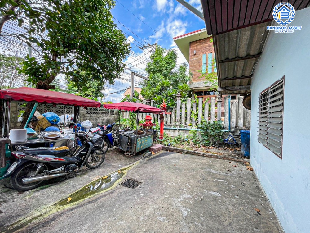 *****บ้านเดี่ยวมือสอง ซอยบางศรีเมือง3 เนื้อที่ 81 ตร.ว. ฟังก์ชัน 4 ห้องนอน 1 ห้องน้ำ 2 ที่จอดรถ บ้านปลูกสร้างเอง พื้นที่รอบบ้านกว้างขวาง บนทำเลเดินทางสะดวก เชื่อมต่อถนนบางศรีเมือง ถนนท่าน้ำนนท์ ถนนบางกรวย-ไทรน้อย ใกล้รถไฟฟ้าสายสีม่วง "สถานีบางพลู" และจุดขึ้นทางด่วน "ศรีรัช"