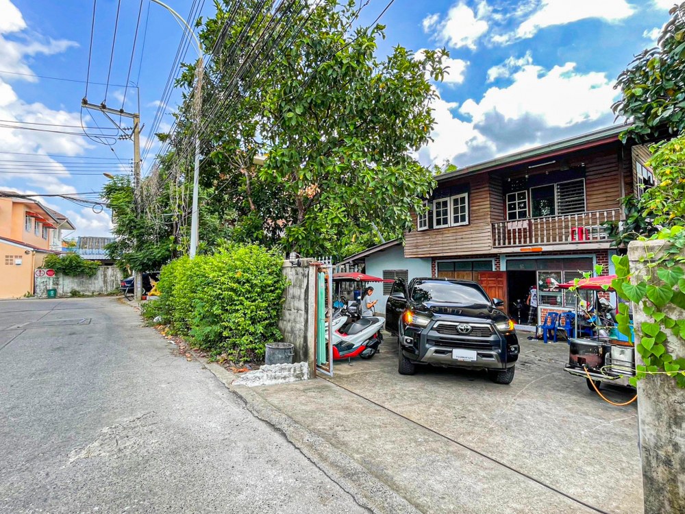 *****บ้านเดี่ยวมือสอง ซอยบางศรีเมือง3 เนื้อที่ 81 ตร.ว. ฟังก์ชัน 4 ห้องนอน 1 ห้องน้ำ 2 ที่จอดรถ บ้านปลูกสร้างเอง พื้นที่รอบบ้านกว้างขวาง บนทำเลเดินทางสะดวก เชื่อมต่อถนนบางศรีเมือง ถนนท่าน้ำนนท์ ถนนบางกรวย-ไทรน้อย ใกล้รถไฟฟ้าสายสีม่วง "สถานีบางพลู" และจุดขึ้นทางด่วน "ศรีรัช"