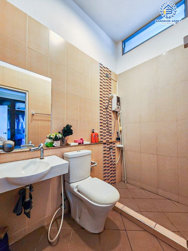 *****ทาวน์โฮม 3 ชั้นมือสองนนทบุรี โครงการ นนทรีพลัส บางกรวย เนื้อที่กว้าง 20 ตร.ว. ฟังก์ชัน 4 ห้องนอน 3 ห้องน้ำ บ้านสภาพดี ต่อเติมเต็มพื้นที่ บนทำเลเดินทางสะดวก เชื่อมต่อถนนราชพฤกษ์, ถนนนครอินทร์ ใกล้รถไฟฟ้าสายสีแดง "สถานีบางบำหรุ" และจุดขึ้นทางด่วน "ศรีรัช"