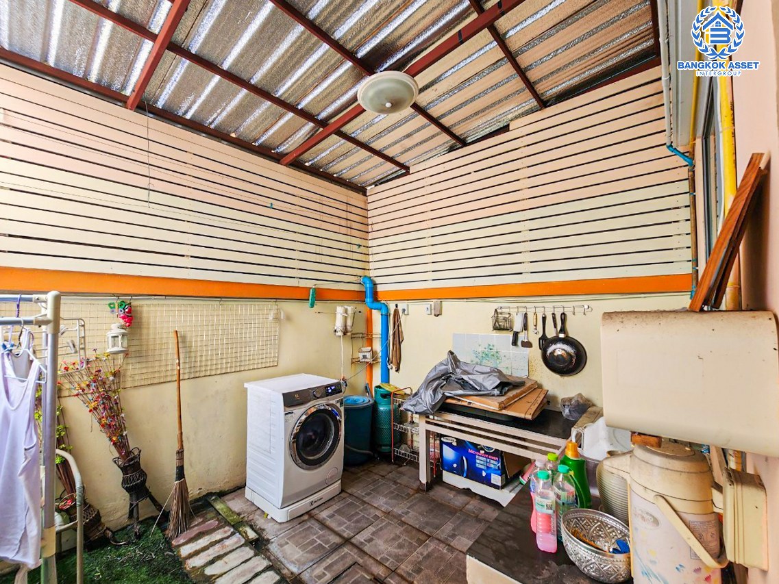 *****ทาวน์โฮม 3 ชั้นมือสองนนทบุรี โครงการ นนทรีพลัส บางกรวย เนื้อที่กว้าง 20 ตร.ว. ฟังก์ชัน 4 ห้องนอน 3 ห้องน้ำ บ้านสภาพดี ต่อเติมเต็มพื้นที่ บนทำเลเดินทางสะดวก เชื่อมต่อถนนราชพฤกษ์, ถนนนครอินทร์ ใกล้รถไฟฟ้าสายสีแดง "สถานีบางบำหรุ" และจุดขึ้นทางด่วน "ศรีรัช"