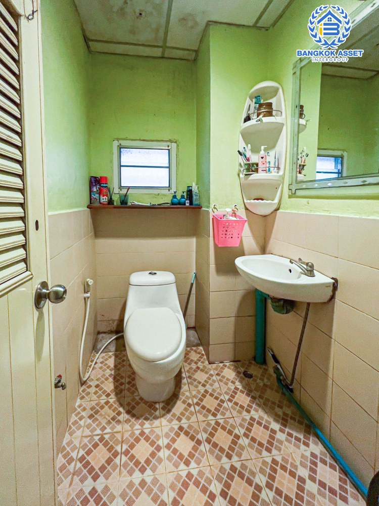 *****ทาวน์เฮ้าส์มือสอง โครงการ ฉัตรหลวง สุวินทวงศ์ เนื้อที่กว้าง 20 ตร.ว. ฟังก์ชัน 2 ห้องนอน 2 ห้องน้ำ 1 ที่จอดรถ บ้านสภาพดี บนทำเลใก้ลเมือง เดินทางสะดวก เชื่อมต่อถนนเลียบคลอง2 ถนนหทัยราษฎร์ ถนนปัญญาอินทรา ใกล้ห้างสรรพสินค้าบิ๊กซี ซูเปอร์เซ็นเตอร์ หนองจอก