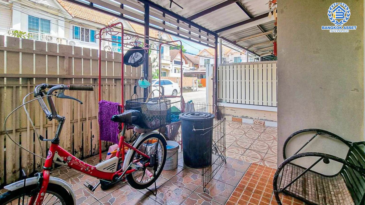 *****ทาวน์เฮ้าส์มือสองนนทบุรี หมู่บ้าน เปี่ยมสุข พระนั่งเกล้า เนื้อที่กว้าง 21 ตร.ว. ฟังก์ชัน 3 ห้องนอน 2 ห้องน้ำ 1 ที่จอดรถ แถมฟรี! 1 เครื่องปรับอากาศ บนทำเลเดินทางสะดวก เชื่อมต่อถนนรัตนาธิเบศร์, ถนนราชพฤกษ์ ใกล้ทางด่วน "พระนั่งเกล้า" และรถไฟฟ้าสายสีม่วง "สถานีไทรม้า" เพียง 5 นาทีเท่านั้น