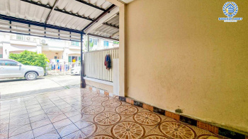 *****ทาวน์เฮ้าส์มือสองนนทบุรี หมู่บ้าน เปี่ยมสุข พระนั่งเกล้า เนื้อที่กว้าง 21 ตร.ว. ฟังก์ชัน 3 ห้องนอน 2 ห้องน้ำ 1 ที่จอดรถ แถมฟรี! 1 เครื่องปรับอากาศ บนทำเลเดินทางสะดวก เชื่อมต่อถนนรัตนาธิเบศร์, ถนนราชพฤกษ์ ใกล้ทางด่วน "พระนั่งเกล้า" และรถไฟฟ้าสายสีม่วง "สถานีไทรม้า" เพียง 5 นาทีเท่านั้น