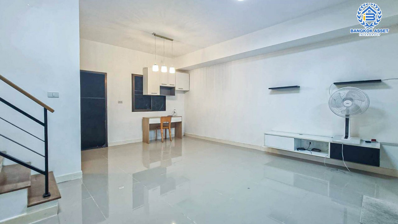 *****ทาวน์เฮ้าส์มือสองนนทบุรี โครงการ พลีโน่ ราชพฤกษ์ เนื้อที่ 17.50 ตร.ว. ฟังก์ชัน 3 ห้องนอน 2 ห้องน้ำ 2 ที่จอดรถ บ้านต่อเติมเต็ม บนทำเลแห่งการเดินทาง เชื่อมต่อถนนบางกรวย-ไทรน้อย, ถนนราชพฤกษ์ ใกล้รถไฟฟ้าสายสีม่วง "สถานีบางรักใหญ่" และทางด่วน "ศรีรัช" จองเลย!