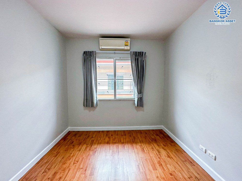 *****ทาวน์เฮ้าส์มือสอง เดอะคอนเนค7/1 วิภาวดี หลังมุม เนื้อที่กว้าง 42.80ตร.ว. ฟังก์ชัน 6 ห้องนอน 4 ห้องน้ำ 2 ที่จอดรถ บ้านสภาพดีเยี่ยม ภายในกว้างตกแต่งสวย บนทำเลเดินทางสะดวก เชื่อมต่อถนนเทิดราชัน ถนนสรงประภา ถนนเลียบคลองประปา ใกล้รถไฟฟ้าสายสีแดง "สถานีดอนเมือง" จองเลย!