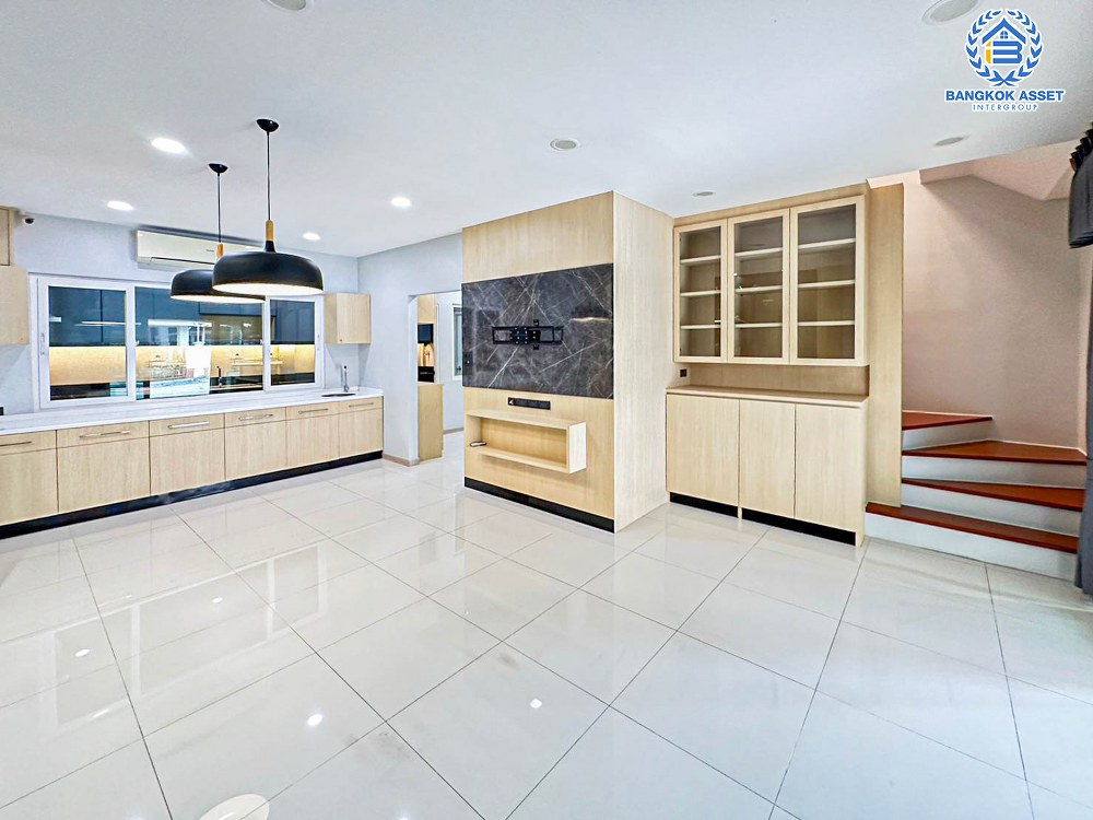 *****ทาวน์เฮ้าส์มือสอง เดอะคอนเนค7/1 วิภาวดี หลังมุม เนื้อที่กว้าง 42.80ตร.ว. ฟังก์ชัน 6 ห้องนอน 4 ห้องน้ำ 2 ที่จอดรถ บ้านสภาพดีเยี่ยม ภายในกว้างตกแต่งสวย บนทำเลเดินทางสะดวก เชื่อมต่อถนนเทิดราชัน ถนนสรงประภา ถนนเลียบคลองประปา ใกล้รถไฟฟ้าสายสีแดง "สถานีดอนเมือง" จองเลย!