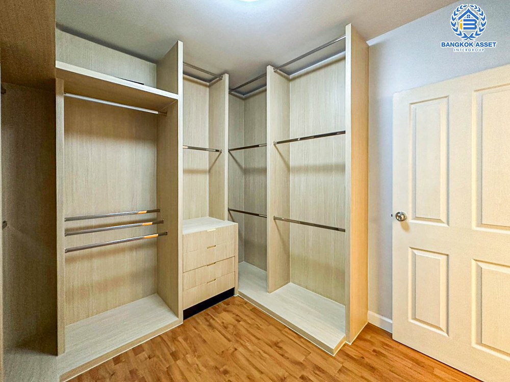 *****ทาวน์เฮ้าส์มือสอง เดอะคอนเนค7/1 วิภาวดี หลังมุม เนื้อที่กว้าง 42.80ตร.ว. ฟังก์ชัน 6 ห้องนอน 4 ห้องน้ำ 2 ที่จอดรถ บ้านสภาพดีเยี่ยม ภายในกว้างตกแต่งสวย บนทำเลเดินทางสะดวก เชื่อมต่อถนนเทิดราชัน ถนนสรงประภา ถนนเลียบคลองประปา ใกล้รถไฟฟ้าสายสีแดง "สถานีดอนเมือง" จองเลย!