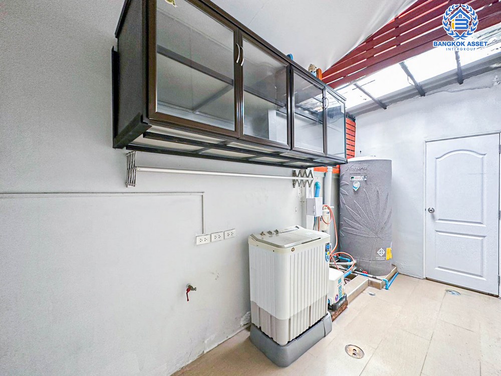 *****ทาวน์เฮ้าส์มือสอง เดอะคอนเนค7/1 วิภาวดี หลังมุม เนื้อที่กว้าง 42.80ตร.ว. ฟังก์ชัน 6 ห้องนอน 4 ห้องน้ำ 2 ที่จอดรถ บ้านสภาพดีเยี่ยม ภายในกว้างตกแต่งสวย บนทำเลเดินทางสะดวก เชื่อมต่อถนนเทิดราชัน ถนนสรงประภา ถนนเลียบคลองประปา ใกล้รถไฟฟ้าสายสีแดง "สถานีดอนเมือง" จองเลย!