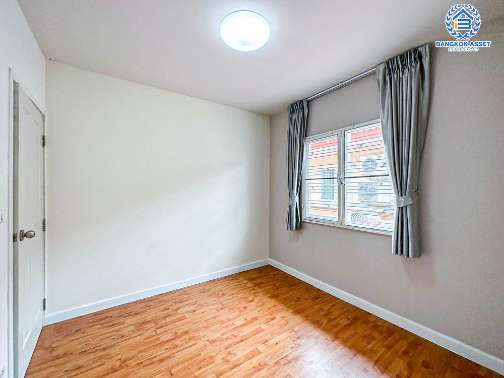 *****ทาวน์เฮ้าส์มือสอง เดอะคอนเนค7/1 วิภาวดี หลังมุม เนื้อที่กว้าง 42.80ตร.ว. ฟังก์ชัน 6 ห้องนอน 4 ห้องน้ำ 2 ที่จอดรถ บ้านสภาพดีเยี่ยม ภายในกว้างตกแต่งสวย บนทำเลเดินทางสะดวก เชื่อมต่อถนนเทิดราชัน ถนนสรงประภา ถนนเลียบคลองประปา ใกล้รถไฟฟ้าสายสีแดง "สถานีดอนเมือง" จองเลย!