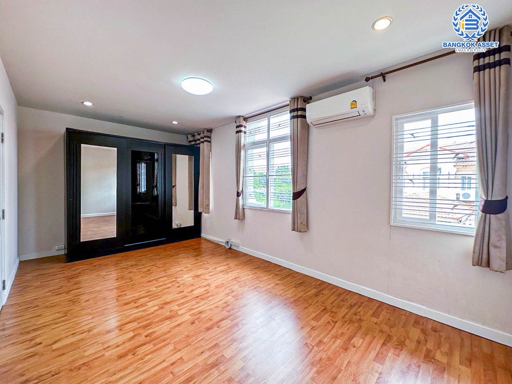 *****ทาวน์เฮ้าส์มือสอง เดอะคอนเนค7/1 วิภาวดี หลังมุม เนื้อที่กว้าง 42.80ตร.ว. ฟังก์ชัน 6 ห้องนอน 4 ห้องน้ำ 2 ที่จอดรถ บ้านสภาพดีเยี่ยม ภายในกว้างตกแต่งสวย บนทำเลเดินทางสะดวก เชื่อมต่อถนนเทิดราชัน ถนนสรงประภา ถนนเลียบคลองประปา ใกล้รถไฟฟ้าสายสีแดง "สถานีดอนเมือง" จองเลย!