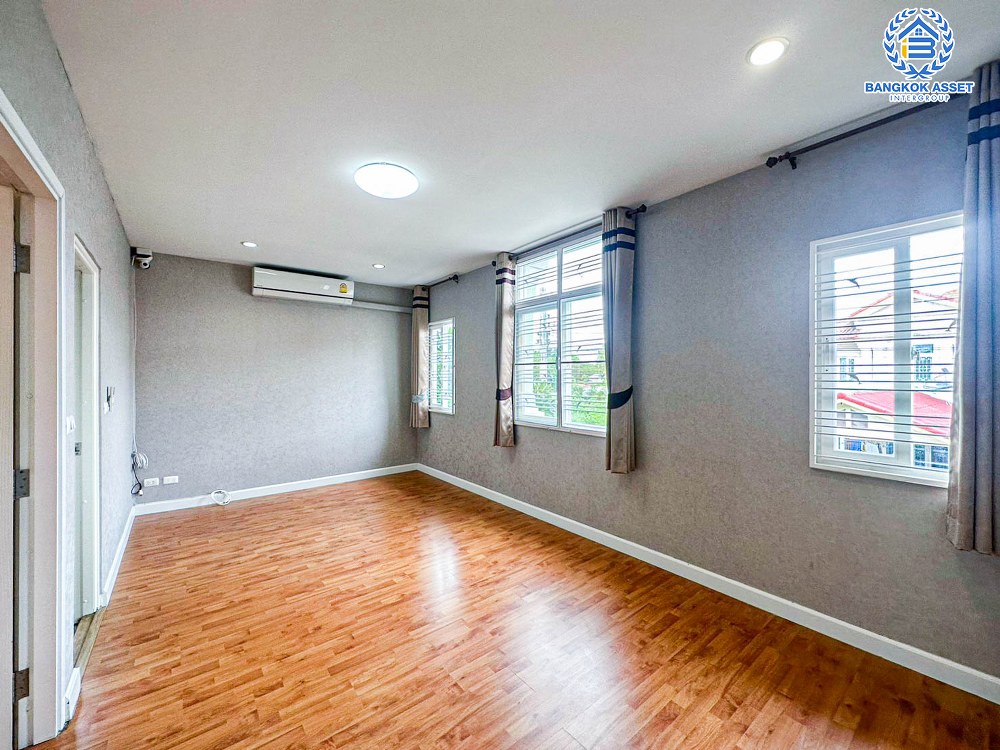 *****ทาวน์เฮ้าส์มือสอง เดอะคอนเนค7/1 วิภาวดี หลังมุม เนื้อที่กว้าง 42.80ตร.ว. ฟังก์ชัน 6 ห้องนอน 4 ห้องน้ำ 2 ที่จอดรถ บ้านสภาพดีเยี่ยม ภายในกว้างตกแต่งสวย บนทำเลเดินทางสะดวก เชื่อมต่อถนนเทิดราชัน ถนนสรงประภา ถนนเลียบคลองประปา ใกล้รถไฟฟ้าสายสีแดง "สถานีดอนเมือง" จองเลย!