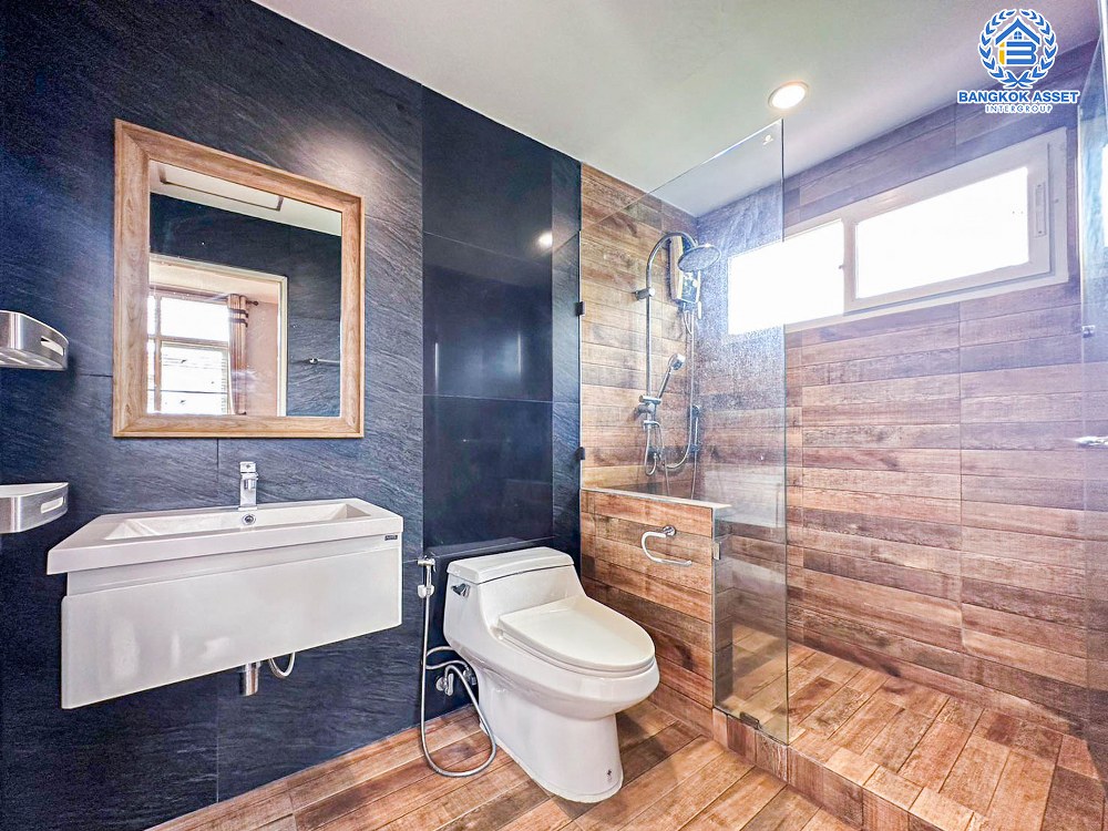 *****ทาวน์เฮ้าส์มือสอง เดอะคอนเนค7/1 วิภาวดี หลังมุม เนื้อที่กว้าง 42.80ตร.ว. ฟังก์ชัน 6 ห้องนอน 4 ห้องน้ำ 2 ที่จอดรถ บ้านสภาพดีเยี่ยม ภายในกว้างตกแต่งสวย บนทำเลเดินทางสะดวก เชื่อมต่อถนนเทิดราชัน ถนนสรงประภา ถนนเลียบคลองประปา ใกล้รถไฟฟ้าสายสีแดง "สถานีดอนเมือง" จองเลย!