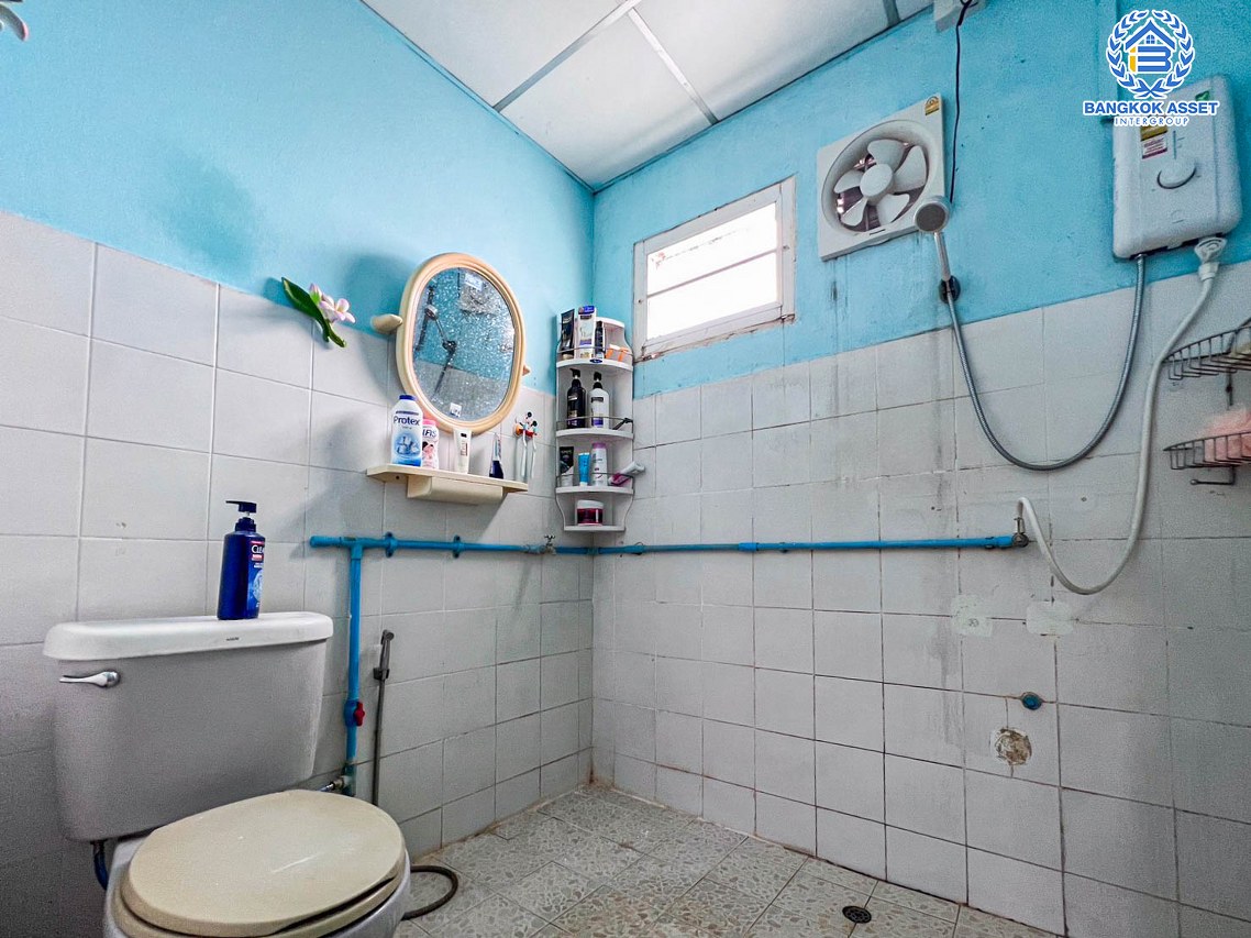 *****ทาวน์เฮ้าส์มือสองปทุมธานี หมู่บ้าน ซอยลำลูกกา 11 ลำลูกกา หลังมุม! เนื้อที่กว้าง 27 ตร.ว. ฟังก์ชัน 4 ห้องนอน 2 ห้องน้ำ 1 ที่จอดรถ แถมฟรี! 2 เครื่องปรับอากาศ 1 เครื่องทำน้ำอุ่น บนทำเลดี เชื่อมต่อถนนลำลูกกา, ถนนพหลโยธิน เพียง 8 นาทีก็ถึงรถไฟฟ้าสายสีเขียว "สถานีคูคต" จองเลย!