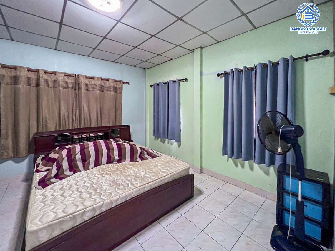 *****ทาวน์เฮ้าส์มือสองปทุมธานี หมู่บ้าน ซอยลำลูกกา 11 ลำลูกกา หลังมุม! เนื้อที่กว้าง 27 ตร.ว. ฟังก์ชัน 4 ห้องนอน 2 ห้องน้ำ 1 ที่จอดรถ แถมฟรี! 2 เครื่องปรับอากาศ 1 เครื่องทำน้ำอุ่น บนทำเลดี เชื่อมต่อถนนลำลูกกา, ถนนพหลโยธิน เพียง 8 นาทีก็ถึงรถไฟฟ้าสายสีเขียว "สถานีคูคต" จองเลย!