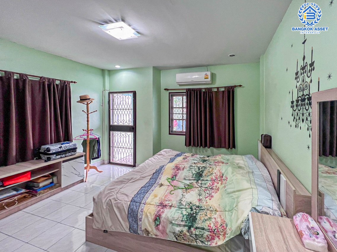 *****ทาวน์เฮ้าส์มือสองปทุมธานี หมู่บ้าน ซอยลำลูกกา 11 ลำลูกกา หลังมุม! เนื้อที่กว้าง 27 ตร.ว. ฟังก์ชัน 4 ห้องนอน 2 ห้องน้ำ 1 ที่จอดรถ แถมฟรี! 2 เครื่องปรับอากาศ 1 เครื่องทำน้ำอุ่น บนทำเลดี เชื่อมต่อถนนลำลูกกา, ถนนพหลโยธิน เพียง 8 นาทีก็ถึงรถไฟฟ้าสายสีเขียว "สถานีคูคต" จองเลย!