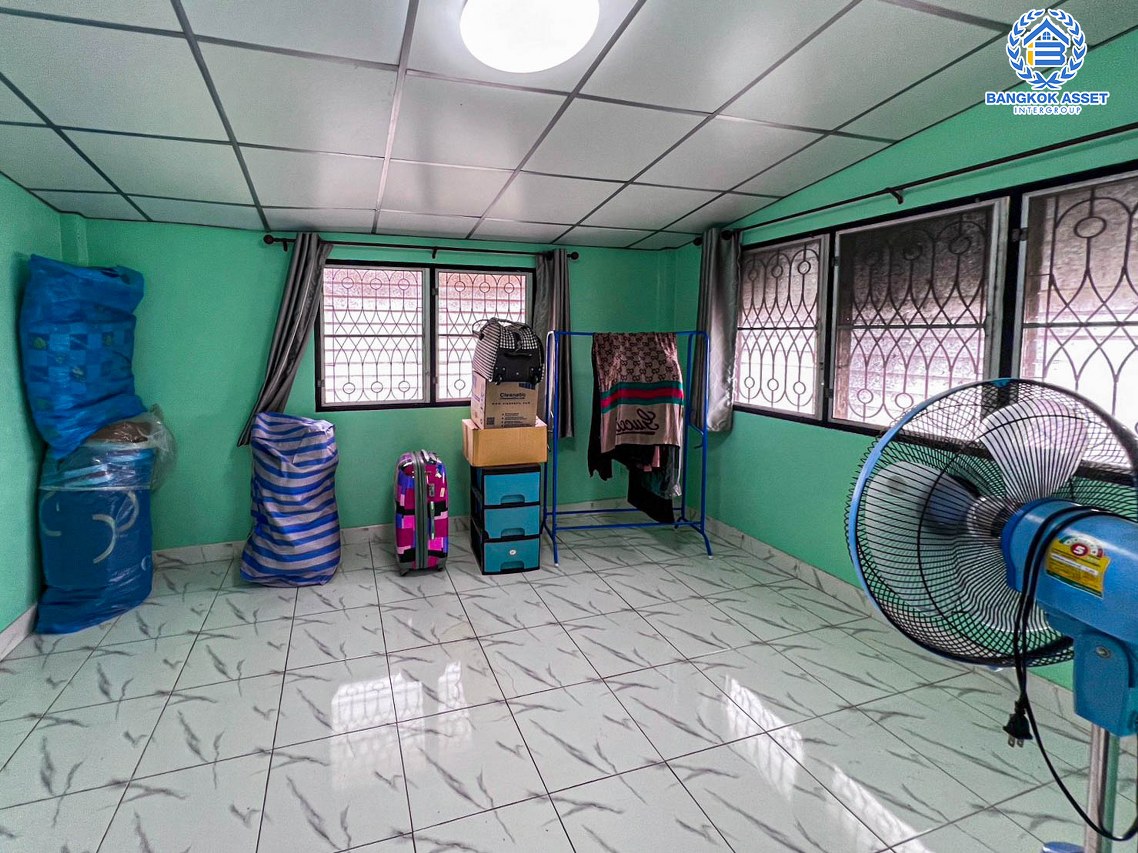 *****ทาวน์เฮ้าส์มือสองปทุมธานี หมู่บ้าน ซอยลำลูกกา 11 ลำลูกกา หลังมุม! เนื้อที่กว้าง 27 ตร.ว. ฟังก์ชัน 4 ห้องนอน 2 ห้องน้ำ 1 ที่จอดรถ แถมฟรี! 2 เครื่องปรับอากาศ 1 เครื่องทำน้ำอุ่น บนทำเลดี เชื่อมต่อถนนลำลูกกา, ถนนพหลโยธิน เพียง 8 นาทีก็ถึงรถไฟฟ้าสายสีเขียว "สถานีคูคต" จองเลย!