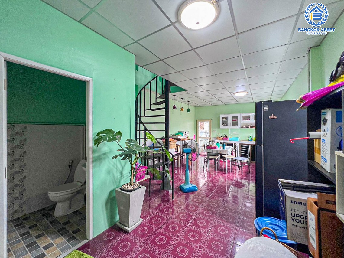 *****ทาวน์เฮ้าส์มือสองปทุมธานี หมู่บ้าน ซอยลำลูกกา 11 ลำลูกกา หลังมุม! เนื้อที่กว้าง 27 ตร.ว. ฟังก์ชัน 4 ห้องนอน 2 ห้องน้ำ 1 ที่จอดรถ แถมฟรี! 2 เครื่องปรับอากาศ 1 เครื่องทำน้ำอุ่น บนทำเลดี เชื่อมต่อถนนลำลูกกา, ถนนพหลโยธิน เพียง 8 นาทีก็ถึงรถไฟฟ้าสายสีเขียว "สถานีคูคต" จองเลย!