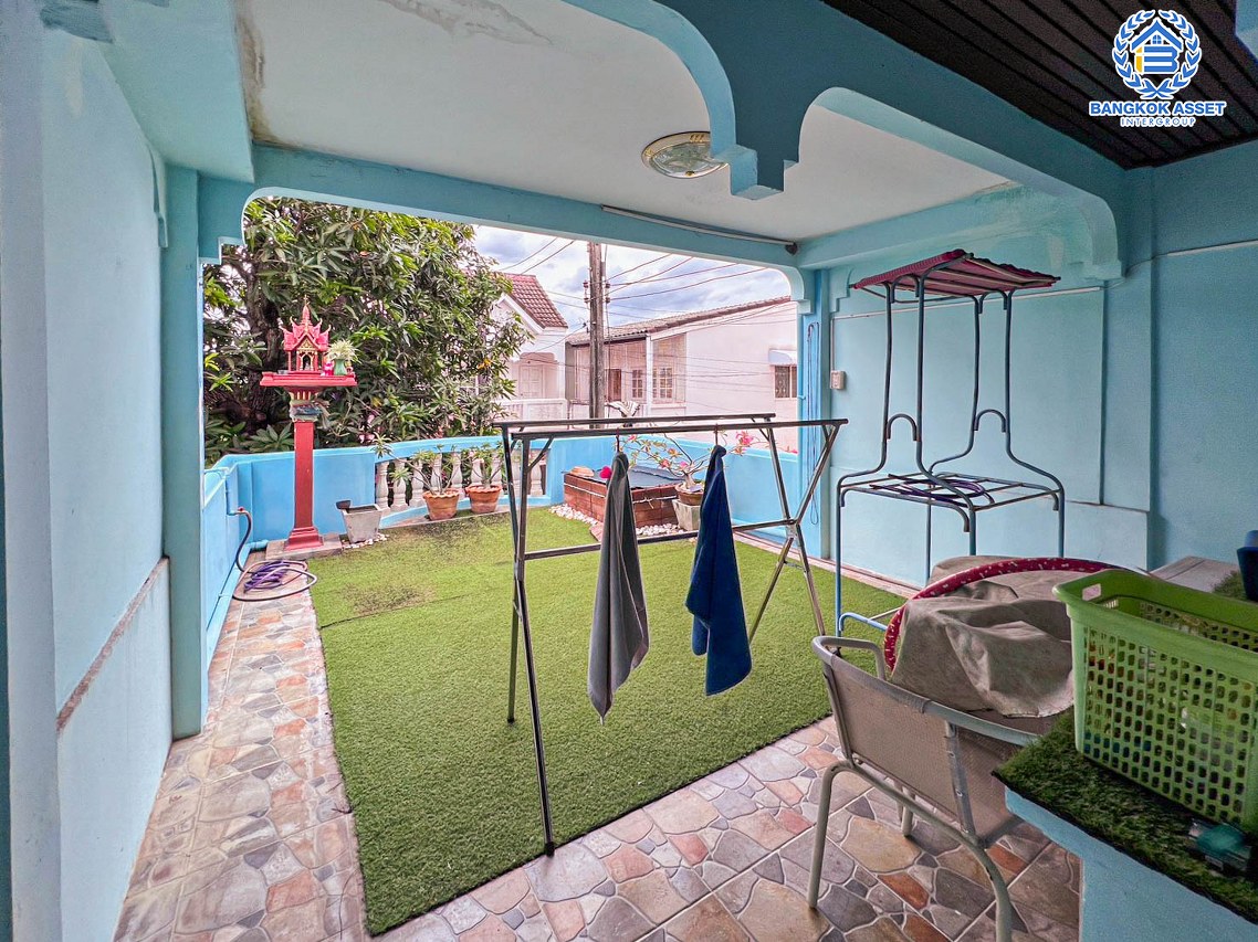 *****ทาวน์เฮ้าส์มือสองปทุมธานี หมู่บ้าน ซอยลำลูกกา 11 ลำลูกกา หลังมุม! เนื้อที่กว้าง 27 ตร.ว. ฟังก์ชัน 4 ห้องนอน 2 ห้องน้ำ 1 ที่จอดรถ แถมฟรี! 2 เครื่องปรับอากาศ 1 เครื่องทำน้ำอุ่น บนทำเลดี เชื่อมต่อถนนลำลูกกา, ถนนพหลโยธิน เพียง 8 นาทีก็ถึงรถไฟฟ้าสายสีเขียว "สถานีคูคต" จองเลย!