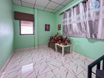 *****ทาวน์เฮ้าส์มือสองปทุมธานี หมู่บ้าน ซอยลำลูกกา 11 ลำลูกกา หลังมุม! เนื้อที่กว้าง 27 ตร.ว. ฟังก์ชัน 4 ห้องนอน 2 ห้องน้ำ 1 ที่จอดรถ แถมฟรี! 2 เครื่องปรับอากาศ 1 เครื่องทำน้ำอุ่น บนทำเลดี เชื่อมต่อถนนลำลูกกา, ถนนพหลโยธิน เพียง 8 นาทีก็ถึงรถไฟฟ้าสายสีเขียว "สถานีคูคต" จองเลย!