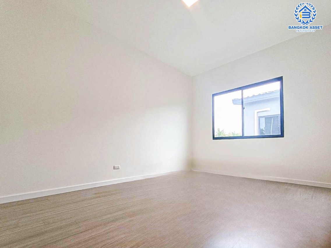 ทาวน์เฮ้าส์มือสองนนทบุรี โครงการ สิริเพลส จรัญ-ปิ่นกล้า หลังมุม! เนื้อที่กว้างมากถึง 31.7 ตร.ว. ฟังก์ชัน 3 ห้องนอน 3 ห้องน้ำ 2 ที่จอดรถ บ้านมือสองสภาพบ้านมือหนึ่ง ไม่เคยเข้าอยู่ บนทำเลแห่งการเดินทาง เชื่อมต่อถนนราชพฤกษ์, ถนนนครอินทร์ ใกล้รถไฟฟ้าสายสีน้ำเงิน "สถานีบางอ้อ" และจุดขึ้นทางด่วน "ศรีรัช-วงแหวนรอบนอก"...