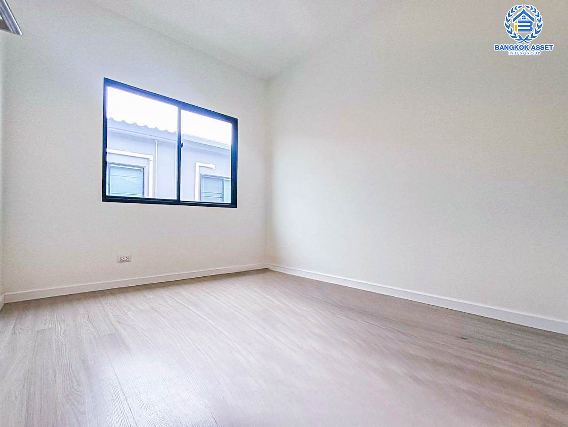 ทาวน์เฮ้าส์มือสองนนทบุรี โครงการ สิริเพลส จรัญ-ปิ่นกล้า หลังมุม! เนื้อที่กว้างมากถึง 31.7 ตร.ว. ฟังก์ชัน 3 ห้องนอน 3 ห้องน้ำ 2 ที่จอดรถ บ้านมือสองสภาพบ้านมือหนึ่ง ไม่เคยเข้าอยู่ บนทำเลแห่งการเดินทาง เชื่อมต่อถนนราชพฤกษ์, ถนนนครอินทร์ ใกล้รถไฟฟ้าสายสีน้ำเงิน "สถานีบางอ้อ" และจุดขึ้นทางด่วน "ศรีรัช-วงแหวนรอบนอก"...