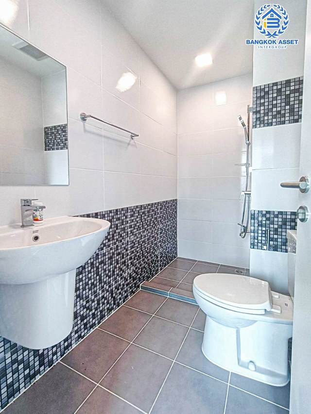 ทาวน์เฮ้าส์มือสองนนทบุรี โครงการ สิริเพลส จรัญ-ปิ่นกล้า หลังมุม! เนื้อที่กว้างมากถึง 31.7 ตร.ว. ฟังก์ชัน 3 ห้องนอน 3 ห้องน้ำ 2 ที่จอดรถ บ้านมือสองสภาพบ้านมือหนึ่ง ไม่เคยเข้าอยู่ บนทำเลแห่งการเดินทาง เชื่อมต่อถนนราชพฤกษ์, ถนนนครอินทร์ ใกล้รถไฟฟ้าสายสีน้ำเงิน "สถานีบางอ้อ" และจุดขึ้นทางด่วน "ศรีรัช-วงแหวนรอบนอก"...