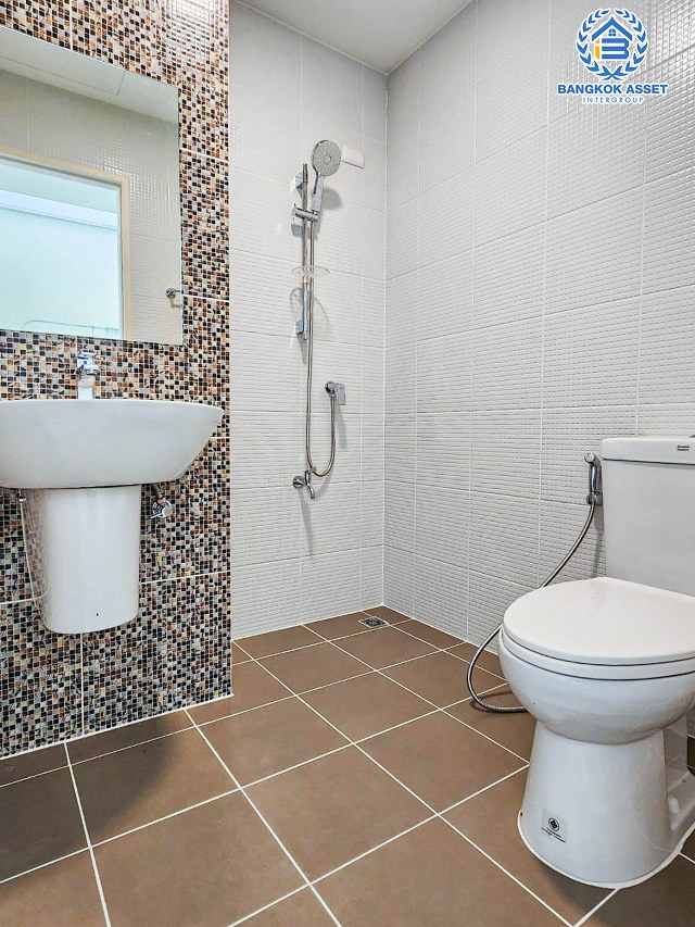 ทาวน์เฮ้าส์มือสองนนทบุรี โครงการ สิริเพลส จรัญ-ปิ่นกล้า หลังมุม! เนื้อที่กว้างมากถึง 31.7 ตร.ว. ฟังก์ชัน 3 ห้องนอน 3 ห้องน้ำ 2 ที่จอดรถ บ้านมือสองสภาพบ้านมือหนึ่ง ไม่เคยเข้าอยู่ บนทำเลแห่งการเดินทาง เชื่อมต่อถนนราชพฤกษ์, ถนนนครอินทร์ ใกล้รถไฟฟ้าสายสีน้ำเงิน "สถานีบางอ้อ" และจุดขึ้นทางด่วน "ศรีรัช-วงแหวนรอบนอก"...