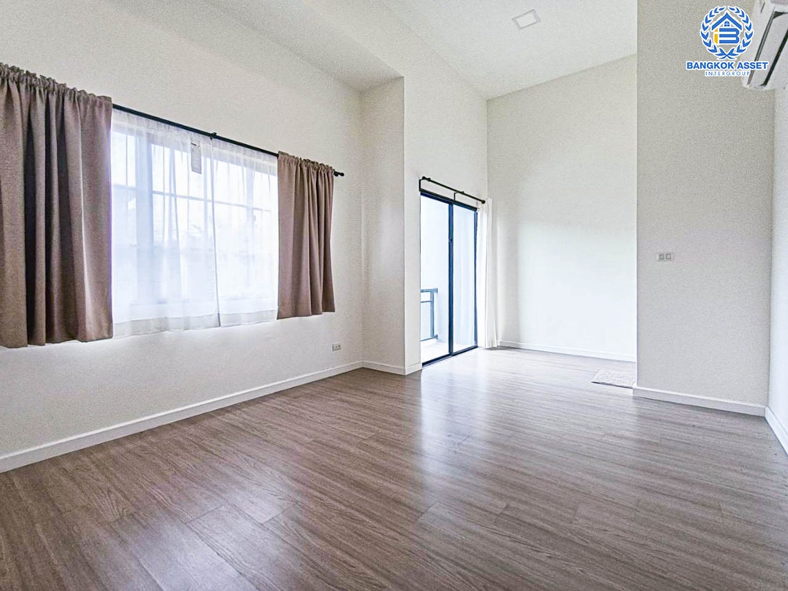 ทาวน์เฮ้าส์มือสองนนทบุรี โครงการ สิริเพลส จรัญ-ปิ่นกล้า หลังมุม! เนื้อที่กว้างมากถึง 31.7 ตร.ว. ฟังก์ชัน 3 ห้องนอน 3 ห้องน้ำ 2 ที่จอดรถ บ้านมือสองสภาพบ้านมือหนึ่ง ไม่เคยเข้าอยู่ บนทำเลแห่งการเดินทาง เชื่อมต่อถนนราชพฤกษ์, ถนนนครอินทร์ ใกล้รถไฟฟ้าสายสีน้ำเงิน "สถานีบางอ้อ" และจุดขึ้นทางด่วน "ศรีรัช-วงแหวนรอบนอก"...