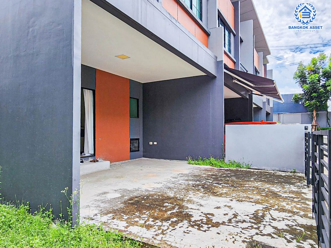 ทาวน์เฮ้าส์มือสองนนทบุรี โครงการ สิริเพลส จรัญ-ปิ่นกล้า หลังมุม! เนื้อที่กว้างมากถึง 31.7 ตร.ว. ฟังก์ชัน 3 ห้องนอน 3 ห้องน้ำ 2 ที่จอดรถ บ้านมือสองสภาพบ้านมือหนึ่ง ไม่เคยเข้าอยู่ บนทำเลแห่งการเดินทาง เชื่อมต่อถนนราชพฤกษ์, ถนนนครอินทร์ ใกล้รถไฟฟ้าสายสีน้ำเงิน "สถานีบางอ้อ" และจุดขึ้นทางด่วน "ศรีรัช-วงแหวนรอบนอก"...