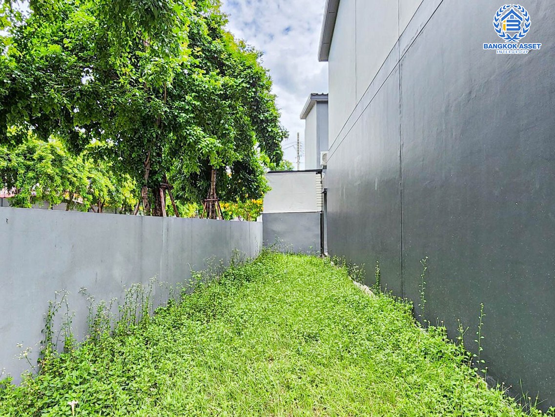 ทาวน์เฮ้าส์มือสองนนทบุรี โครงการ สิริเพลส จรัญ-ปิ่นกล้า หลังมุม! เนื้อที่กว้างมากถึง 31.7 ตร.ว. ฟังก์ชัน 3 ห้องนอน 3 ห้องน้ำ 2 ที่จอดรถ บ้านมือสองสภาพบ้านมือหนึ่ง ไม่เคยเข้าอยู่ บนทำเลแห่งการเดินทาง เชื่อมต่อถนนราชพฤกษ์, ถนนนครอินทร์ ใกล้รถไฟฟ้าสายสีน้ำเงิน "สถานีบางอ้อ" และจุดขึ้นทางด่วน "ศรีรัช-วงแหวนรอบนอก"...