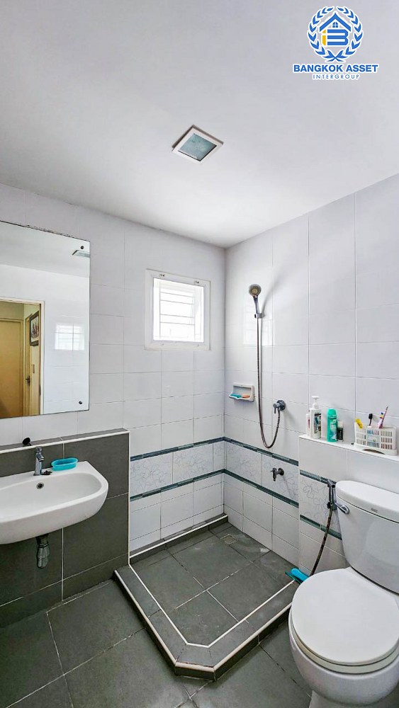 บ้านเดี่ยวมือสอง โครงการ ชัยพฤกษ์ รัตนาธิเบศร์-วงแหวน หลังมุม จากแบรนด์ L&H เนื้อที่กว้าง 54.40 ตร.ว. ฟังก์ชัน 3 ห้องนอน 3 ห้องน้ำ 2 ที่จอดรถ บ้านสภาพดี พร้อมอยู่ บนทำเลเดินทางสะดวก เชื่อมต่อถนนรัตนาธิเบศร์ ถนนบางกรวย-ไทรน้อย ถนนกาญจนาภิเษก ใกล้รถไฟฟ้าสายสีม่วง "สถานีคลองบางไผ่"