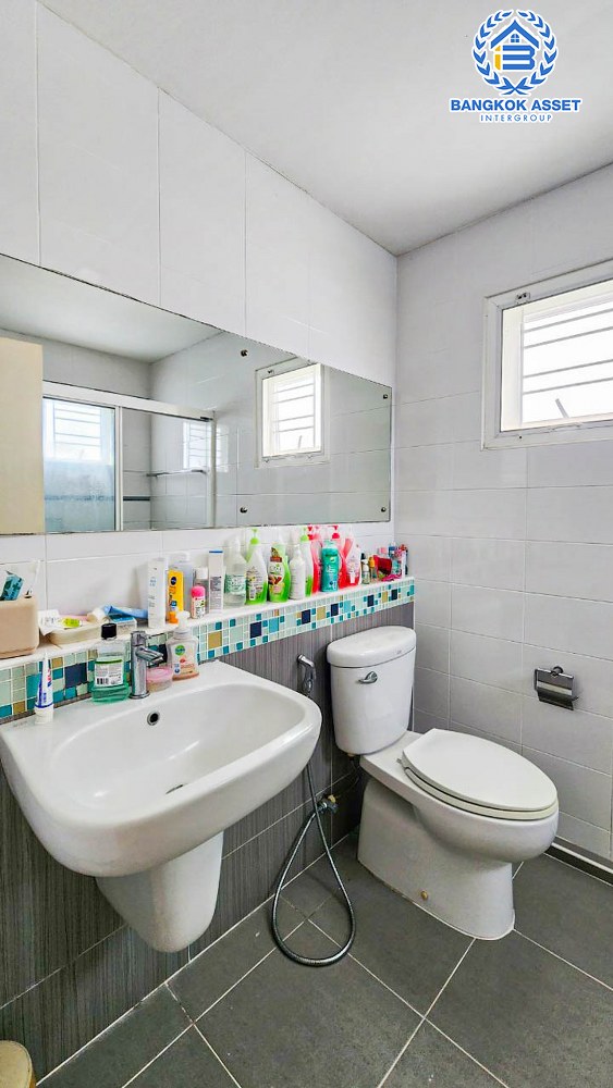 บ้านเดี่ยวมือสอง โครงการ ชัยพฤกษ์ รัตนาธิเบศร์-วงแหวน หลังมุม จากแบรนด์ L&H เนื้อที่กว้าง 54.40 ตร.ว. ฟังก์ชัน 3 ห้องนอน 3 ห้องน้ำ 2 ที่จอดรถ บ้านสภาพดี พร้อมอยู่ บนทำเลเดินทางสะดวก เชื่อมต่อถนนรัตนาธิเบศร์ ถนนบางกรวย-ไทรน้อย ถนนกาญจนาภิเษก ใกล้รถไฟฟ้าสายสีม่วง "สถานีคลองบางไผ่"