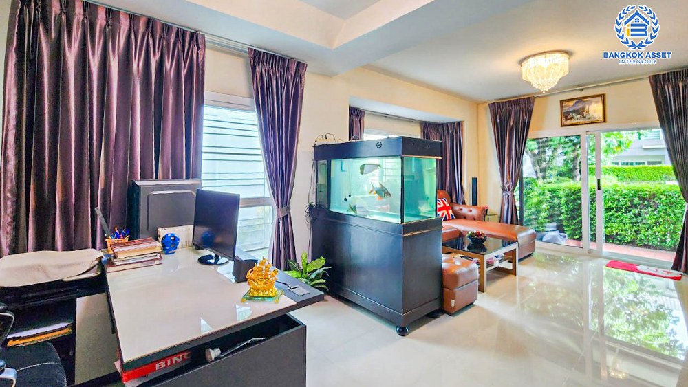 บ้านเดี่ยวมือสอง โครงการ ชัยพฤกษ์ รัตนาธิเบศร์-วงแหวน หลังมุม จากแบรนด์ L&H เนื้อที่กว้าง 54.40 ตร.ว. ฟังก์ชัน 3 ห้องนอน 3 ห้องน้ำ 2 ที่จอดรถ บ้านสภาพดี พร้อมอยู่ บนทำเลเดินทางสะดวก เชื่อมต่อถนนรัตนาธิเบศร์ ถนนบางกรวย-ไทรน้อย ถนนกาญจนาภิเษก ใกล้รถไฟฟ้าสายสีม่วง "สถานีคลองบางไผ่"