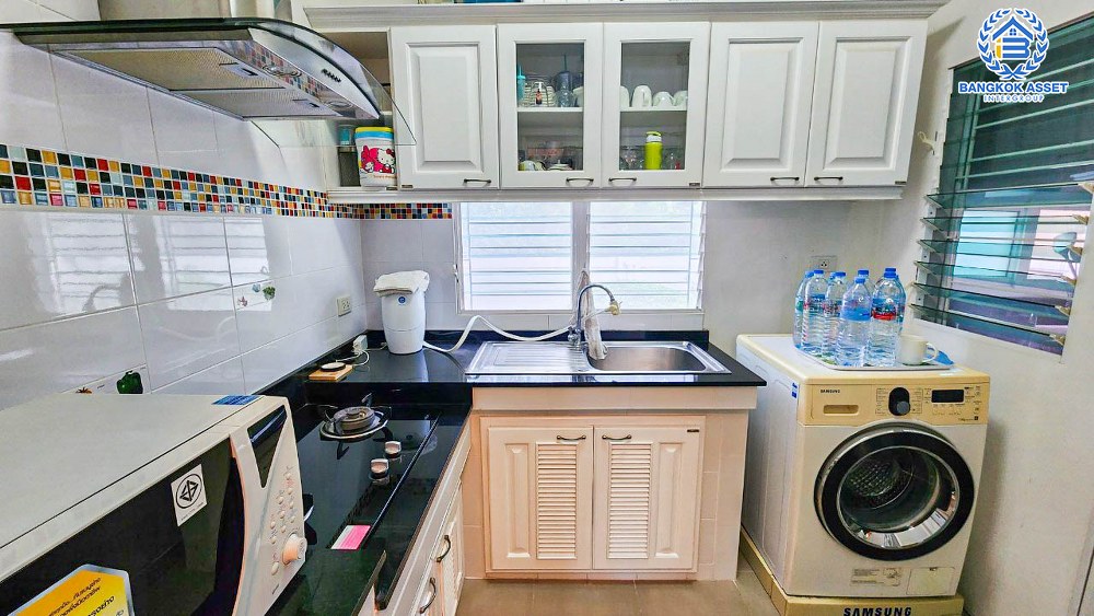 บ้านเดี่ยวมือสอง โครงการ ชัยพฤกษ์ รัตนาธิเบศร์-วงแหวน หลังมุม จากแบรนด์ L&H เนื้อที่กว้าง 54.40 ตร.ว. ฟังก์ชัน 3 ห้องนอน 3 ห้องน้ำ 2 ที่จอดรถ บ้านสภาพดี พร้อมอยู่ บนทำเลเดินทางสะดวก เชื่อมต่อถนนรัตนาธิเบศร์ ถนนบางกรวย-ไทรน้อย ถนนกาญจนาภิเษก ใกล้รถไฟฟ้าสายสีม่วง "สถานีคลองบางไผ่"