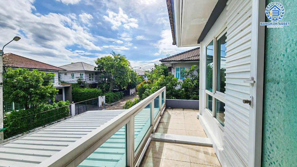 บ้านเดี่ยวมือสอง โครงการ ชัยพฤกษ์ รัตนาธิเบศร์-วงแหวน หลังมุม จากแบรนด์ L&H เนื้อที่กว้าง 54.40 ตร.ว. ฟังก์ชัน 3 ห้องนอน 3 ห้องน้ำ 2 ที่จอดรถ บ้านสภาพดี พร้อมอยู่ บนทำเลเดินทางสะดวก เชื่อมต่อถนนรัตนาธิเบศร์ ถนนบางกรวย-ไทรน้อย ถนนกาญจนาภิเษก ใกล้รถไฟฟ้าสายสีม่วง "สถานีคลองบางไผ่"