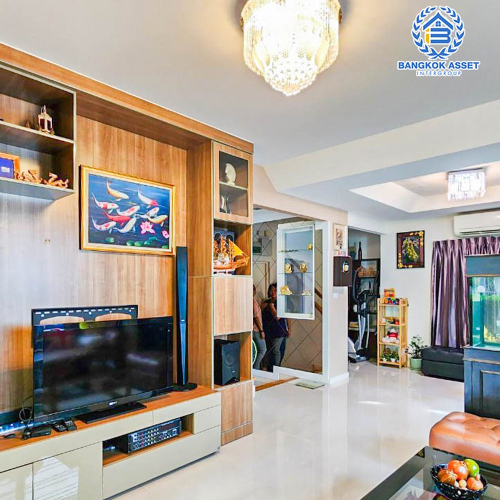 บ้านเดี่ยวมือสอง โครงการ ชัยพฤกษ์ รัตนาธิเบศร์-วงแหวน หลังมุม จากแบรนด์ L&H เนื้อที่กว้าง 54.40 ตร.ว. ฟังก์ชัน 3 ห้องนอน 3 ห้องน้ำ 2 ที่จอดรถ บ้านสภาพดี พร้อมอยู่ บนทำเลเดินทางสะดวก เชื่อมต่อถนนรัตนาธิเบศร์ ถนนบางกรวย-ไทรน้อย ถนนกาญจนาภิเษก ใกล้รถไฟฟ้าสายสีม่วง "สถานีคลองบางไผ่"