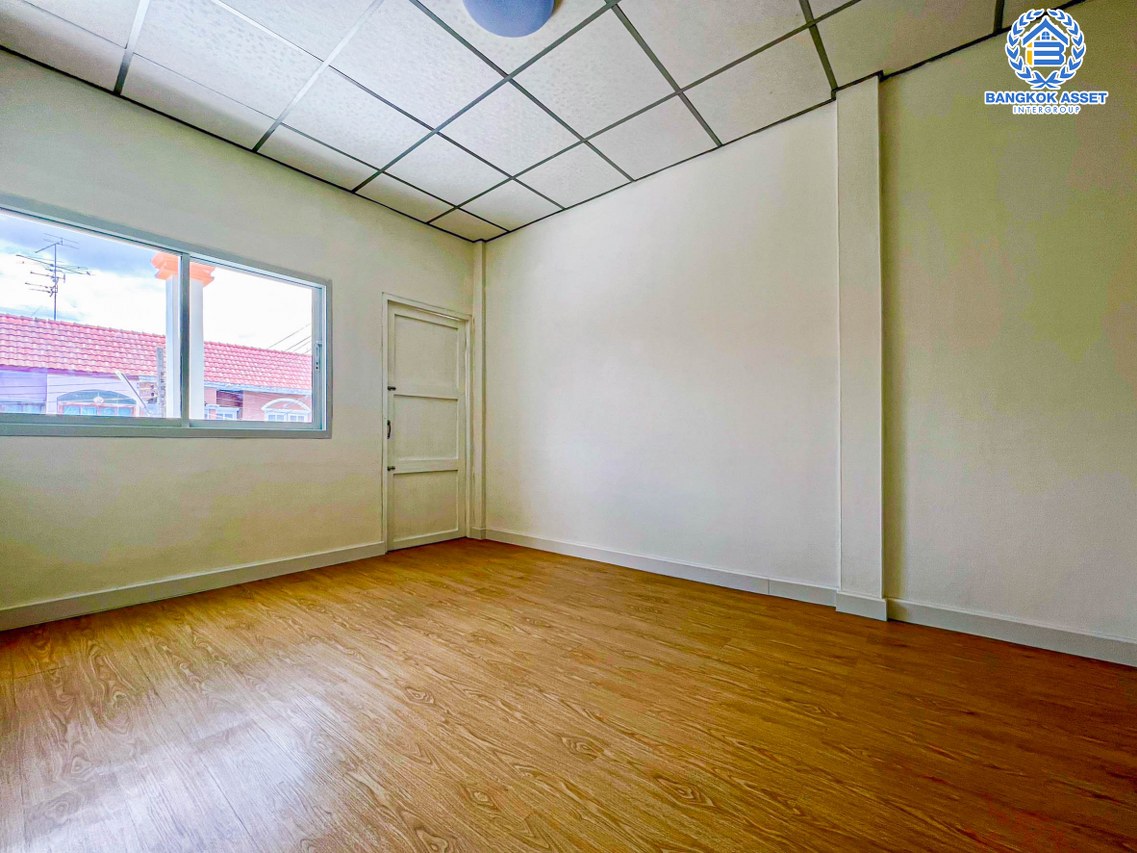 *****ทาวน์เฮ้าส์มือสองนนทบุรี หมู่บ้าน ศรีประจักษ์5 บางกรวย-ไทรน้อย เนื้อที่กว้าง 21 ตร.ว. ฟังก์ชัน 3 ห้องนอน 2 ห้องน้ำ 1 ที่จอดรถ บ้านสภาพดี พร้อมเข้าอยู่ บนทำเลติดถนนบางกรวย-ไทรน้อย เชื่อมต่อถนนกาญจนาภิเษก ใกล้รถไฟฟ้าสายสีม่วง "สถานีคลองบางไผ่" จองด่วน!