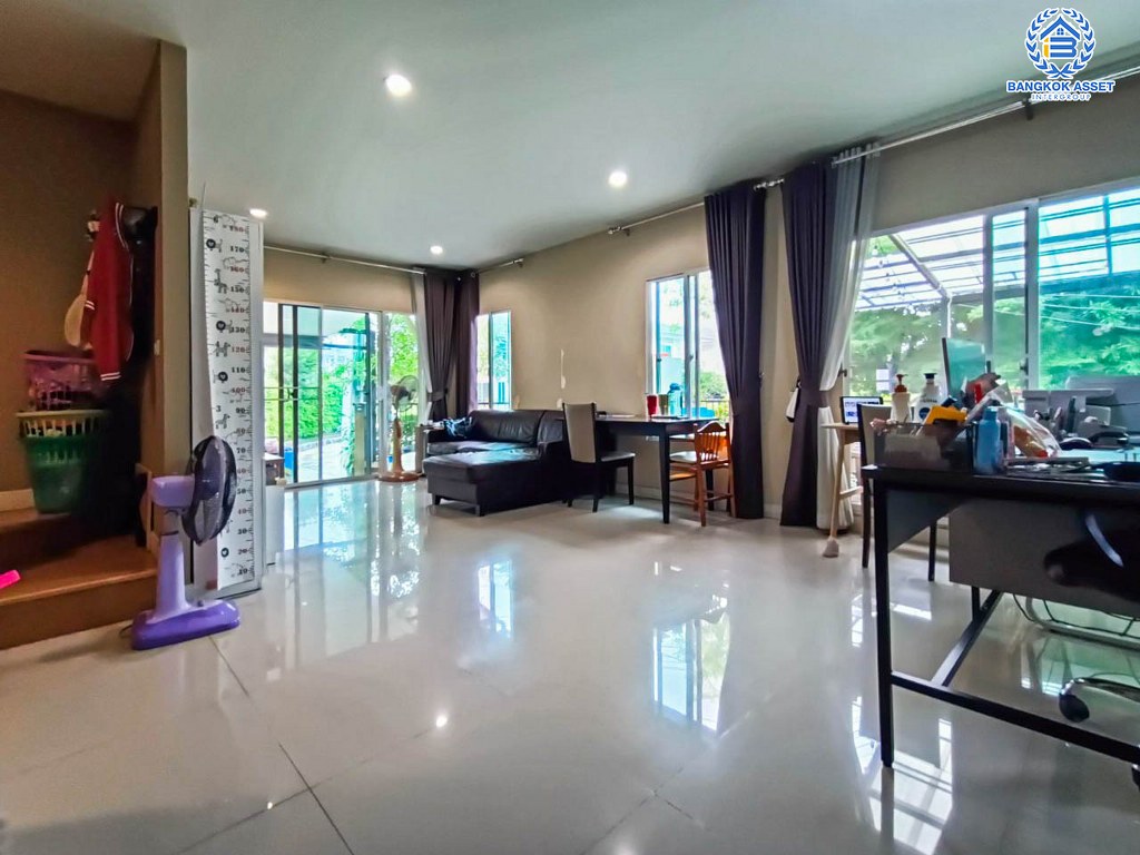 *****บ้านเดี่ยวมือสอง โครงการ ภัสสร ไพรด์ บางกรวย-ไทรน้อย เนื้อที่ 57.60 ตร.ว. ฟังก์ชัน 5 ห้องนอน 3 ห้องน้ำ 2 ที่จอดรถ บ้านสวยพร้อมอยู่ กว้างขวาง  บนทำเลเดินทางสะดวกสบาย เชื่อมต่อเชื่อมต่อถนนราชพฤกษ์ ถนนนครอินทร์ ใกล้โครงการรถไฟฟ้าสายสีม่วง "สถานีแยกติวานนท์" และจุดขึ้นทางด่วน  "ศรีรัช"