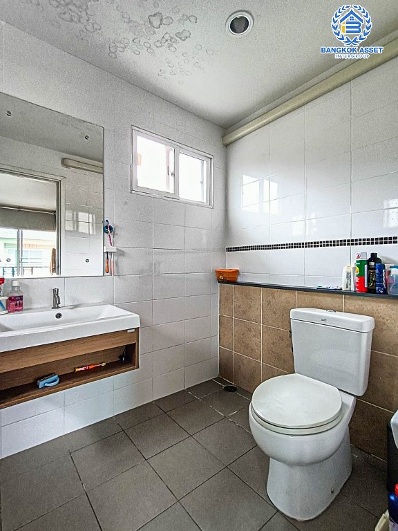 *****บ้านเดี่ยวมือสอง โครงการ ภัสสร ไพรด์ บางกรวย-ไทรน้อย เนื้อที่ 57.60 ตร.ว. ฟังก์ชัน 5 ห้องนอน 3 ห้องน้ำ 2 ที่จอดรถ บ้านสวยพร้อมอยู่ กว้างขวาง  บนทำเลเดินทางสะดวกสบาย เชื่อมต่อเชื่อมต่อถนนราชพฤกษ์ ถนนนครอินทร์ ใกล้โครงการรถไฟฟ้าสายสีม่วง "สถานีแยกติวานนท์" และจุดขึ้นทางด่วน  "ศรีรัช"