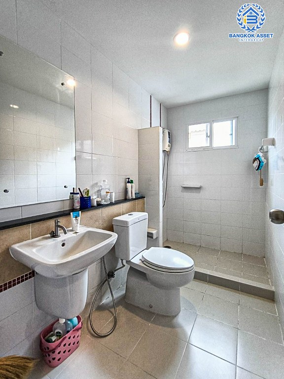 *****บ้านเดี่ยวมือสอง โครงการ ภัสสร ไพรด์ บางกรวย-ไทรน้อย เนื้อที่ 57.60 ตร.ว. ฟังก์ชัน 5 ห้องนอน 3 ห้องน้ำ 2 ที่จอดรถ บ้านสวยพร้อมอยู่ กว้างขวาง  บนทำเลเดินทางสะดวกสบาย เชื่อมต่อเชื่อมต่อถนนราชพฤกษ์ ถนนนครอินทร์ ใกล้โครงการรถไฟฟ้าสายสีม่วง "สถานีแยกติวานนท์" และจุดขึ้นทางด่วน  "ศรีรัช"