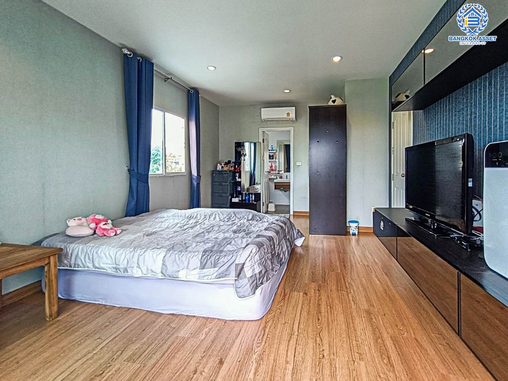 *****บ้านเดี่ยวมือสอง โครงการ ภัสสร ไพรด์ บางกรวย-ไทรน้อย เนื้อที่ 57.60 ตร.ว. ฟังก์ชัน 5 ห้องนอน 3 ห้องน้ำ 2 ที่จอดรถ บ้านสวยพร้อมอยู่ กว้างขวาง  บนทำเลเดินทางสะดวกสบาย เชื่อมต่อเชื่อมต่อถนนราชพฤกษ์ ถนนนครอินทร์ ใกล้โครงการรถไฟฟ้าสายสีม่วง "สถานีแยกติวานนท์" และจุดขึ้นทางด่วน  "ศรีรัช"