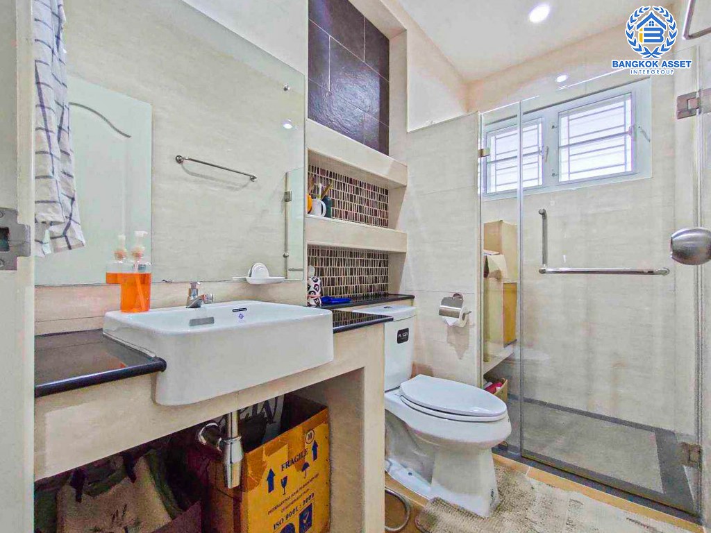 *****บ้านเดี่ยวมือสอง โครงการ บ้านสวนดอกไม้ บรมราชชนนี เนื้อที่กว้าง 79.90 ตร.ว. ฟังก์ชัน 4 ห้องนอน 4 ห้องน้ำ 2 ที่จอดรถ ภายในสภาพดีเยี่ม แถมฟรี! เครื่องปรับอากาศ บนทำเลเดินทางเชื่อมต่อเมืองสะดวก ใกล้ทางคู่ขนานลอยฟ้าบรมราชชนนี ทางด่วน "กาญจนาภิเษก" มหาวิทยาลัยมหิดล และเซ็นทรัลปิ่นเกล้า